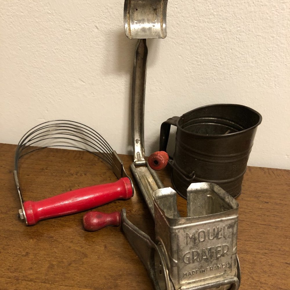 RED HANDLE WIND TINY SIFTER  PASTRY BLENDER MOULI ROTARY HARD CHEESE GRATER - Picture 5 of 14